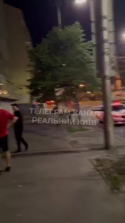 В Киеве полицаи, без ТЦКшников, забрали молодого паренька и доставили его в военкомат