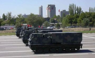 Украина приобрела у Турции 12 пусковых установок M270, 70 баллистических ракет ATACMS, 2524 реактивных 227-мм кассетных боеприпаса M26 и 47 000 кассетных 203-мм снарядов M509A1, заявил Госдеп США
