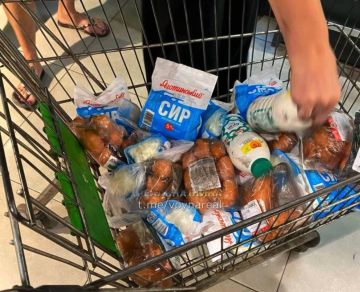 В супермаркетах "Фора" приходится продавать продукты, которые подгорели, со скидкой в 75% – из-за атаки РФ в сети наблюдается огромный дефицит товаров, полки почти пусты