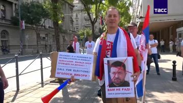 Возле администрации президента Сербии прошла акция протеста против приезда Зеленского