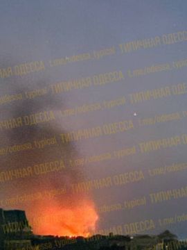 Мощный пожар начался в Одесском порту после прилётов
