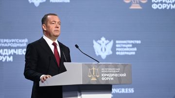 "Продвигается к финалу поганенькой карьеры": Медведев предрек судьбу Зеленского