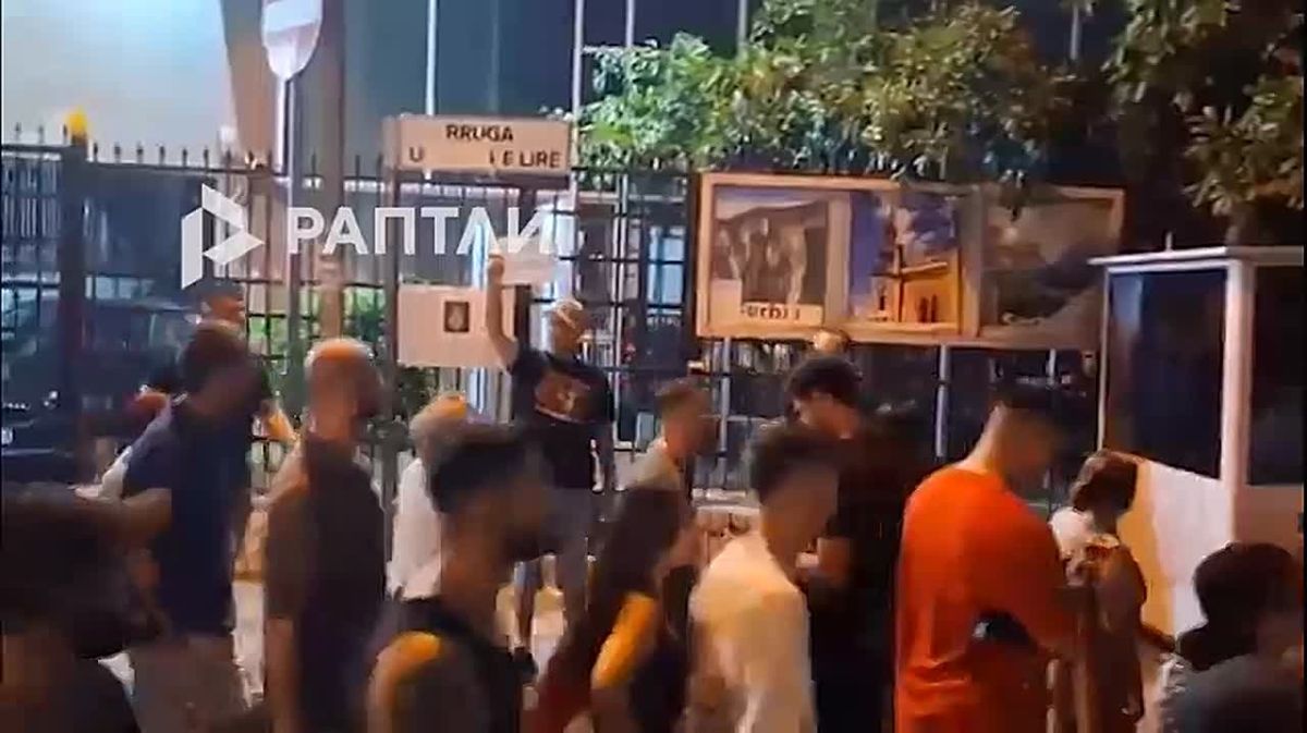 Зеленского послали «нах*й»: главарь киевского режима во время визита в Белград заявил, что не признает независимость Косово — в ответ албанцы вышли на протесты к посольствам Украины и Сербии в Тиране с веселыми скандировками