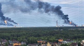 Противник публикует кадры пожара после ударов дронов по территории крупнейшего в России нефтехимического комплекса «ЗапСибНефтехим», расположенного в Тобольске Тюменской области