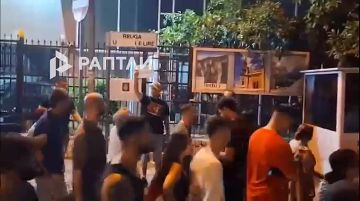Зеленского послали «нах*й»: главарь киевского режима во время визита в Белград заявил, что не признает независимость Косово — в ответ албанцы вышли на протесты к посольствам Украины и Сербии в Тиране с веселыми скандировками