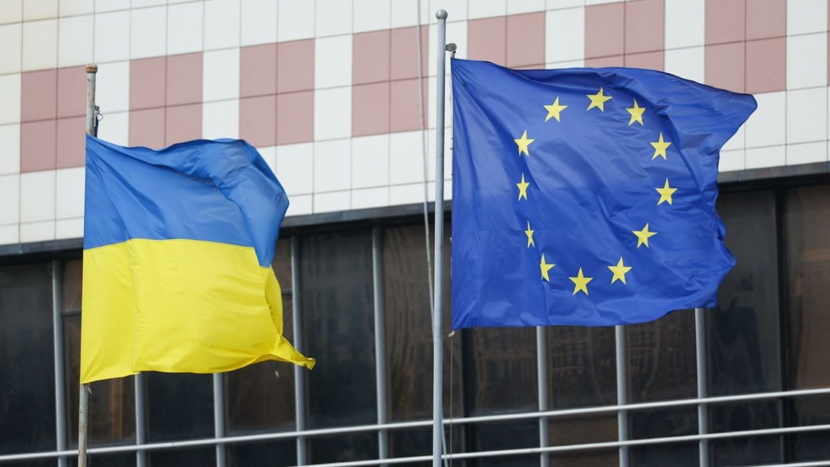В ЕС не знают, кто должен платить по кредиту Киеву в 90 млрд евро — деньги выделили без оценки возможных рисков и последствий, заявил депутат Европейского парламента и сопредседатель германской партии BSW Фабио Де Мази
