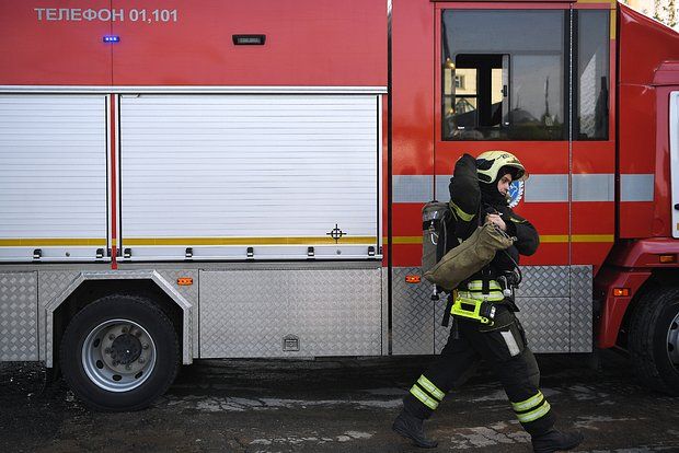 «112»: Шесть человек пострадали при пожаре в жилом доме в центре Москвы