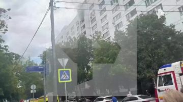Дым валит из окна квартиры жилого дома в центре Москвы — шесть человек, включая троих детей, спасли