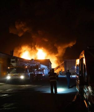 Армия России ночью нанесла групповой удар высокоточным оружием наземного базирования по предприятиям ВПК и транспортно-логистическим центрам в Киеве и Запорожье, сообщило Минобороны