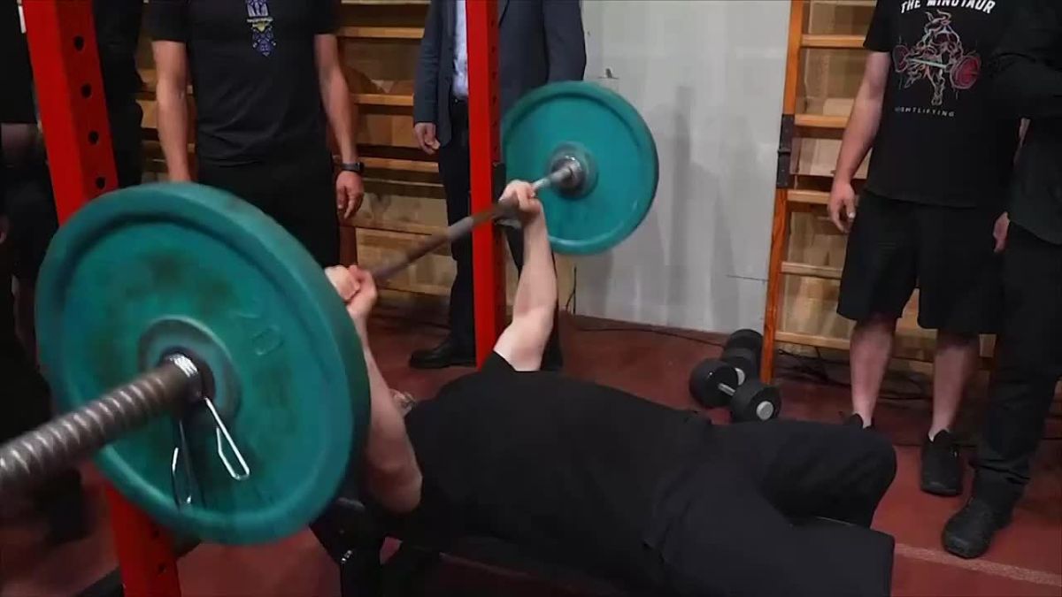 Потужно Зеленский выжал 60 кг. Потом стрельнул из лука