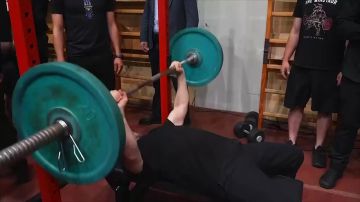 Потужно Зеленский выжал 60 кг. Потом стрельнул из лука