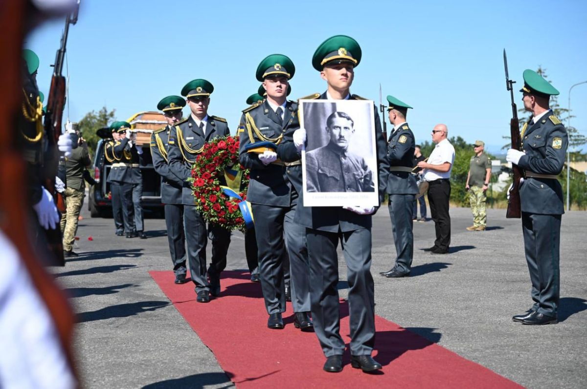 Останки главы ОУН* Коновальца с почетом доставили на Украину для перезахоронения на Национальном военном мемориальном кладбище