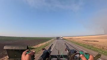 ПВО на стяжках. Кадры работы одной из мобильных огневых групп выглядят зрелищно: расчет на ходу пытается достать низколетящий украинский БЛА