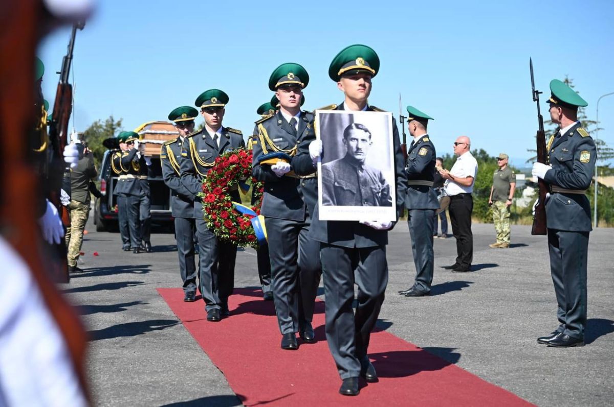 На Украину привезли останки создателя и главаря ОУН* Евгения Коновальца, для перезахоронения на Национальном военном мемориальном кладбище
