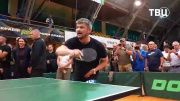 Зеленский, видимо, устал качать финансирование и пошел качаться сам