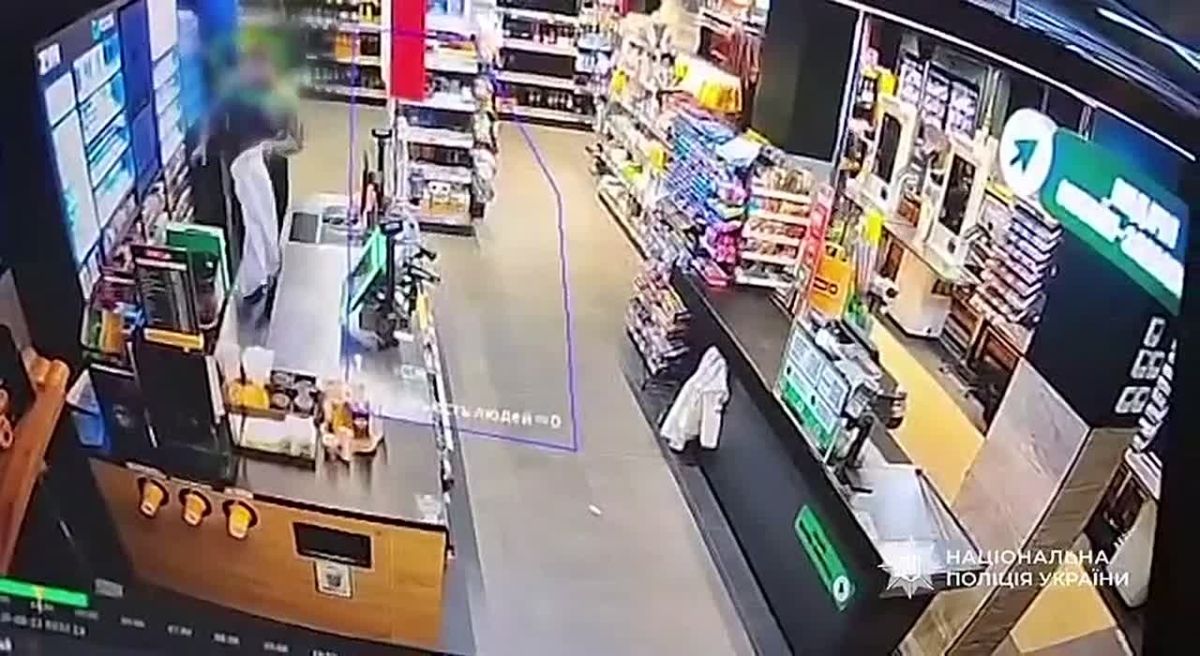 В Киеве мужик залез в бочку со смолой, чтобы стать «невидимым» и ограбить магазин