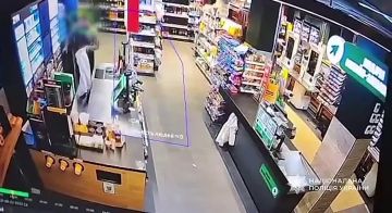 В Киеве мужик залез в бочку со смолой, чтобы стать «невидимым» и ограбить магазин