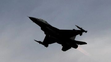 США продолжают обучать украинских военных, в том числе пилотированию F-16