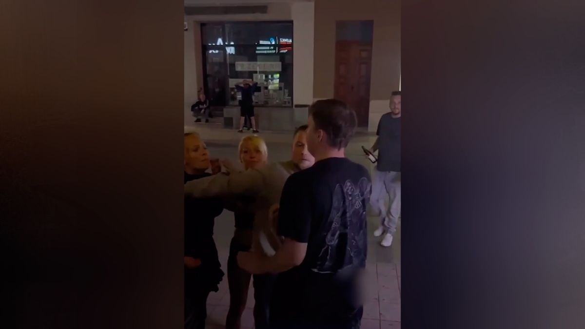 Польки закидали украинцев зонтами и стульям из-за украинской речи