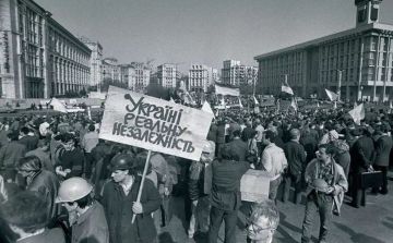 ТАБЛЕТКА ПАМЯТИ. История возникновения Украинского государства На протяжении всей истории России, до начала XX века, слово «Украина» использовалось для обозначения территорий, расположенных «на окраине» – то есть...