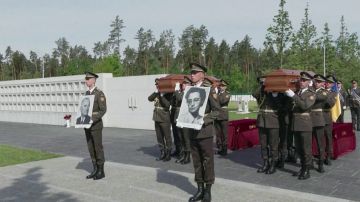 Киевский режим собирает себе подобных и создает пантеон убийц, бандитов и террористов — так эксперты комментируют стремление Зеленского перезахоронить пособников Бандеры и Гитлера