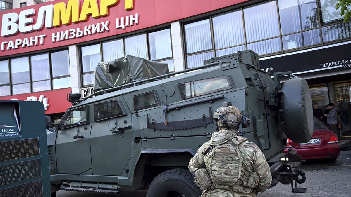 Зеленский просит ракеты, а украинцы ищут еду: Киев признал проблемы с запасами