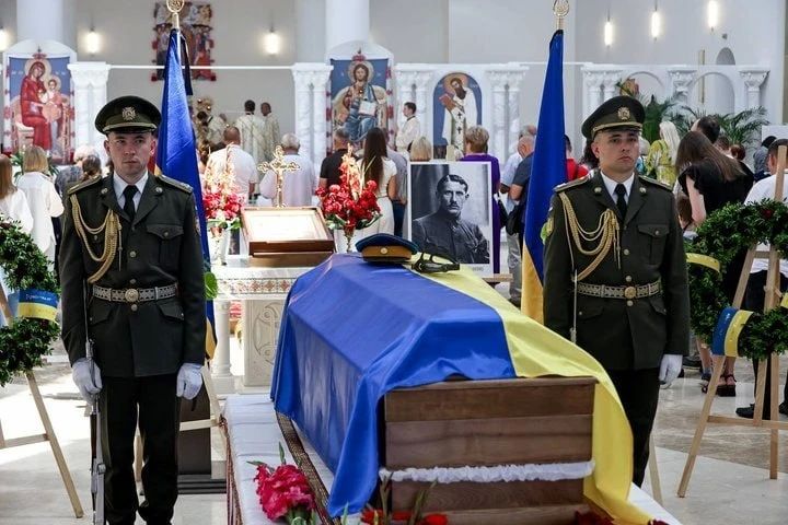 Глава офиса Зеленского Кирилл Буданов* приехал к гробу Евгения Коновальца, останки которого привезли в Киев из Нидерландов, — "церемония" в честь основателя ОУН** проходит третий день подряд