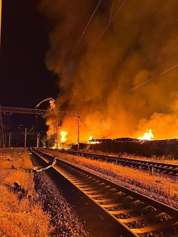 Кадры пожара после ночной атаки на Киев в районе станции «Почайна», вид со стороны жд путей
