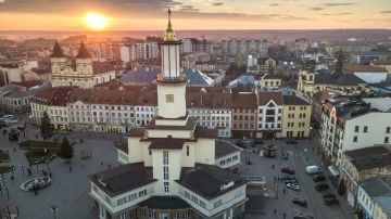 Зеленский поиграл в пинг-понг, "Аллеи героев" превращают в свалки и туалеты. Западная Украина за неделю