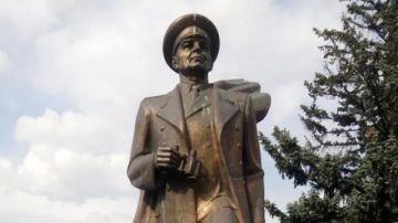На Украине демонтировали памятник советскому генералу Маргелову