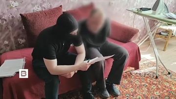 "Из-за невозможности по семейным обстоятельствам вернуться на Украину я принял решение работать на украинскую разведку": ФСБ опубликовала кадры допроса агента Киева, задержанного в Рязанской области