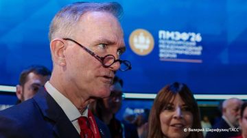 Глава американской делегации на ПМЭФ в 2026 году Кук-младший был направлен Трампом в Россию для налаживания диалога с Кремлем в рамках "тихой дипломатической миссии", пишет FT.