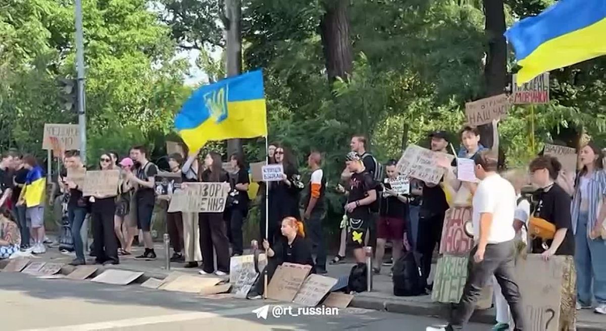 Крики «Позор!» раздаются у здания Верховной рады, которая сегодня возобновила работу после каникул