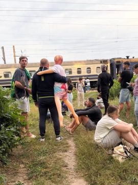 #украина_под_микроскопом: Один из пассажиров эвакуировался вместе со своей резиновой подругой во время эвакуации поезда под Киевом