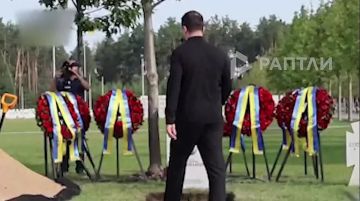 В Киеве устроили очередной перфоманс - провели панихиду, а затем перезахоронили очередного покемона, а по совместительству беглого фашиста Коновальца