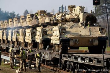 США будут отправлять на Украину недоукомплектованные бронемашины Bradley из-за нехватки запчастей, следует из правительственных документов, которые изучило РИА Новости