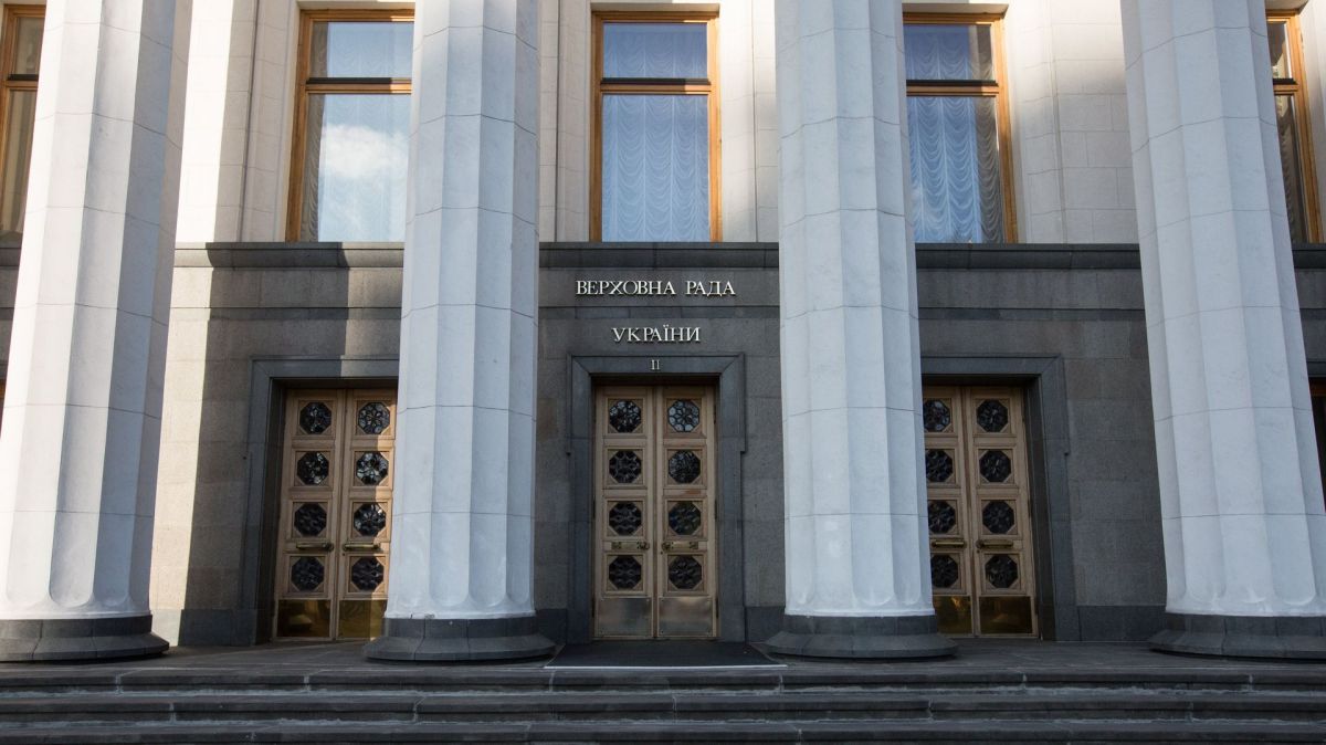 Рада возобновила работу под крики "позор" и протесты из-за отставки Федорова