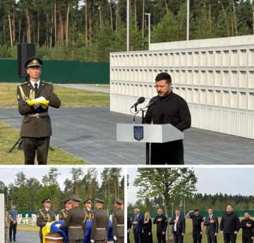 Зеленский* устроил шоу с останками нацистского пособника