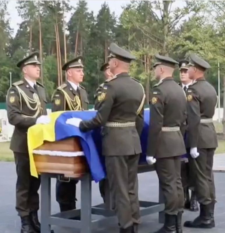 В Киеве с почестями перезахоронили останки главаря ОУН* Евгения Коновальца, которые привезли на Украину из Нидерландов