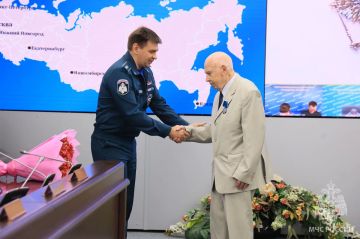 Заместитель Министра МЧС России Роман Курынин вручил заслуженному ученому правительственную награду в честь 90летнего юбилея