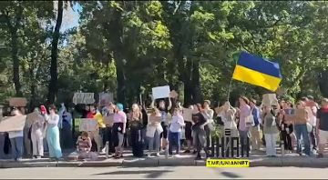 Около сотни человек собрались под Верховной Радой с требованием не назначать Хмару министром обороны и вернуть Федорова