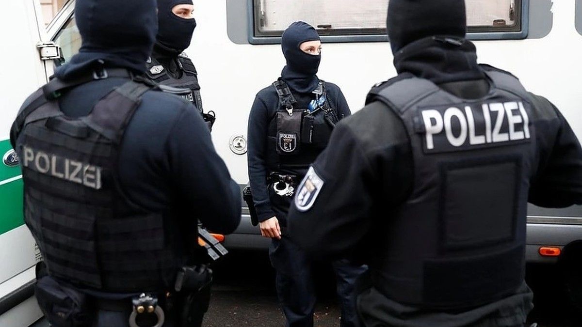 Пьяная украинка покусала полицейского, мешавшего ей лежать на тротуаре в Польше