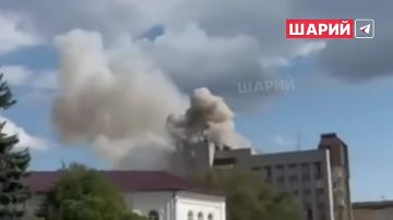 Момент прилёта реактивного дрона «бандероль» по зданию главного управления полиции в Житомире