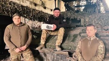Наши ребята на фронте читают и узнают новости на канале Украина.ру
