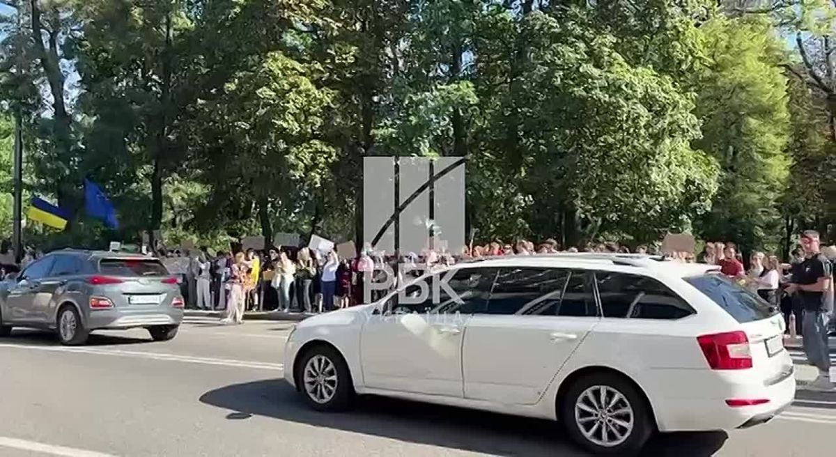 Митинг против назначения главой Минобороны Евгения Хмары проходит в Киеве вблизи Верховной рады