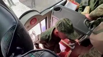 Министерство обороны России опубликовало кадры с освобожденными сегодня из украинского плена бойцами ВС РФ