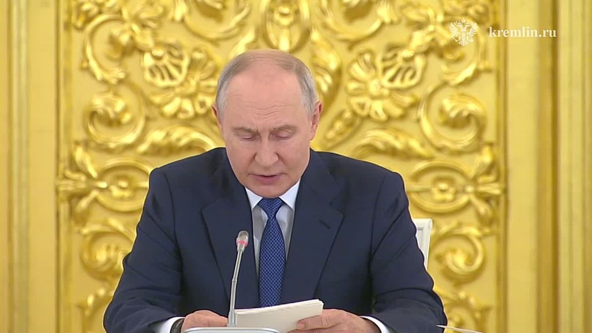 Поврежденные при атаках логистические и складские мощности требуют восстановления, в том числе с помощью государства, заявил Путин