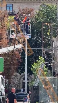 С памятника Богдану Хмельницкому на Софийской площади в Киеве сняли защиту от обстрелов, сделанную с начала СВО
