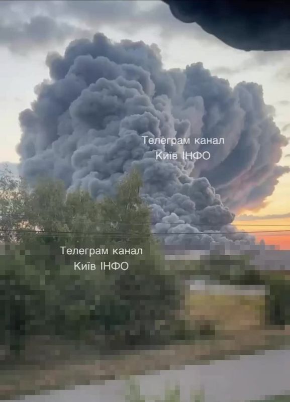 Кадры пожара в Бориспольском районе Киевской области после массированной атаки