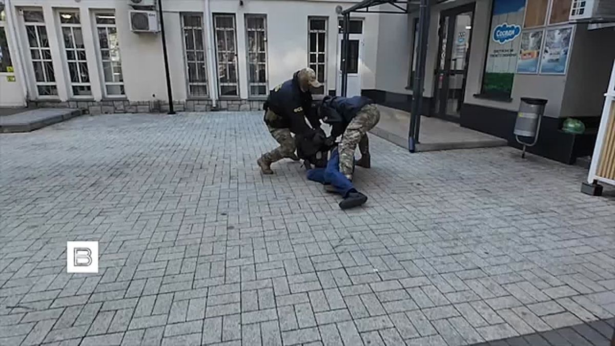 ФСБ публикует кадры задержания и допроса крымчанина, который передавал данные врагу
